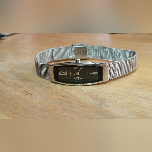 X Steel Thin design SS case, mesh band, black dial Arabic numerals 2 Hand
